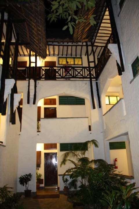 Eingang zu den Zimmern bei Nacht Hotel Papillon Lagoon Reef