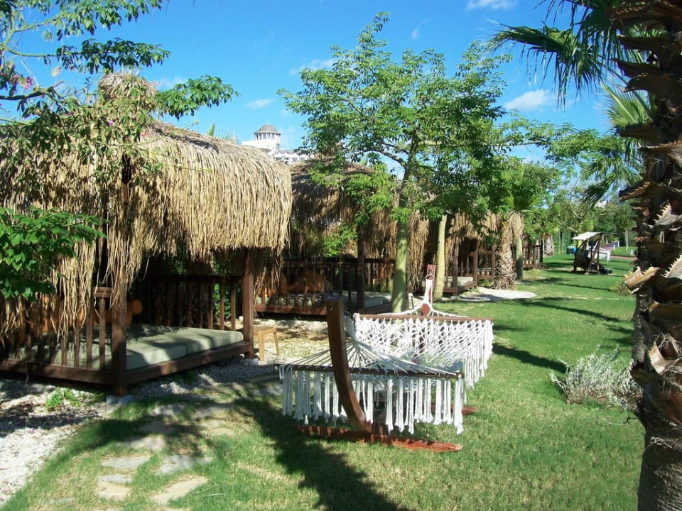 Garten mit schilfgedeckten Relaxinseln Saturn Palace Resort Hotel
