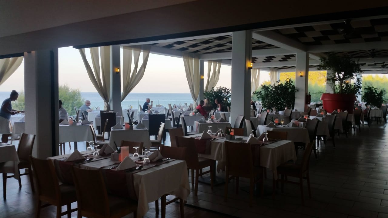 Blick in den Außenbereich TUI BLUE Oceanis Beach and Spa Resort