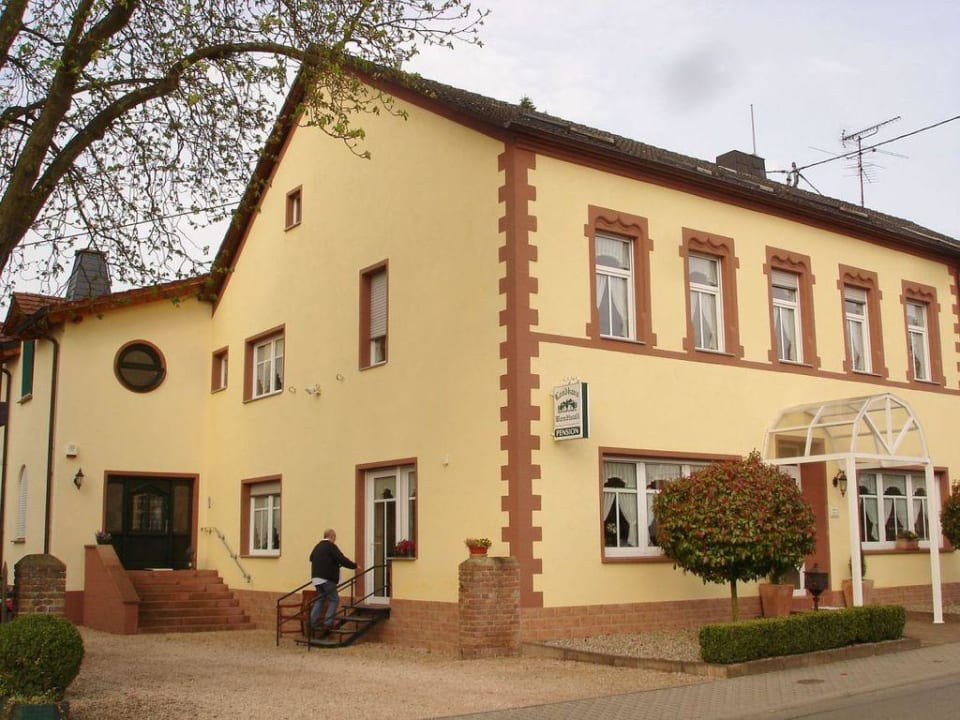Frontansicht der Pension mit Blick auf Eingang Pension Landhaus Warndtwald
