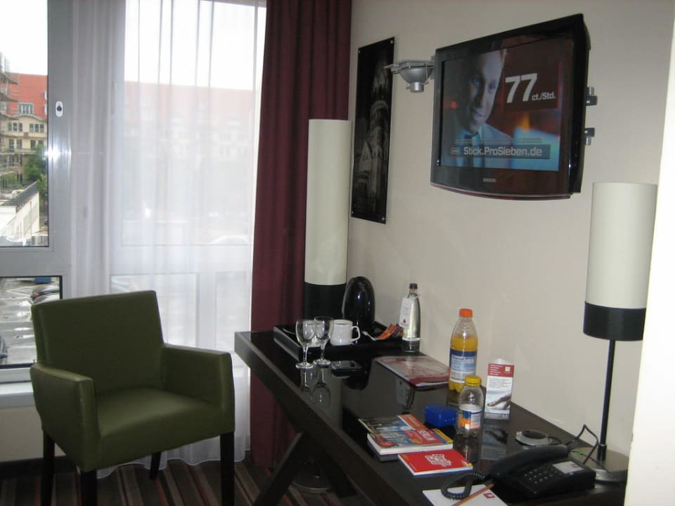 Schreibtisch & Flat-TV Leonardo Hotel Berlin