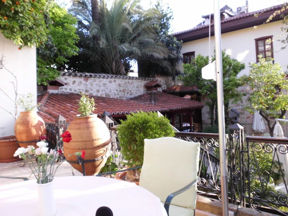 Terrasse vor Rezeption Dogan Hotel by Prana Hotels & Resorts