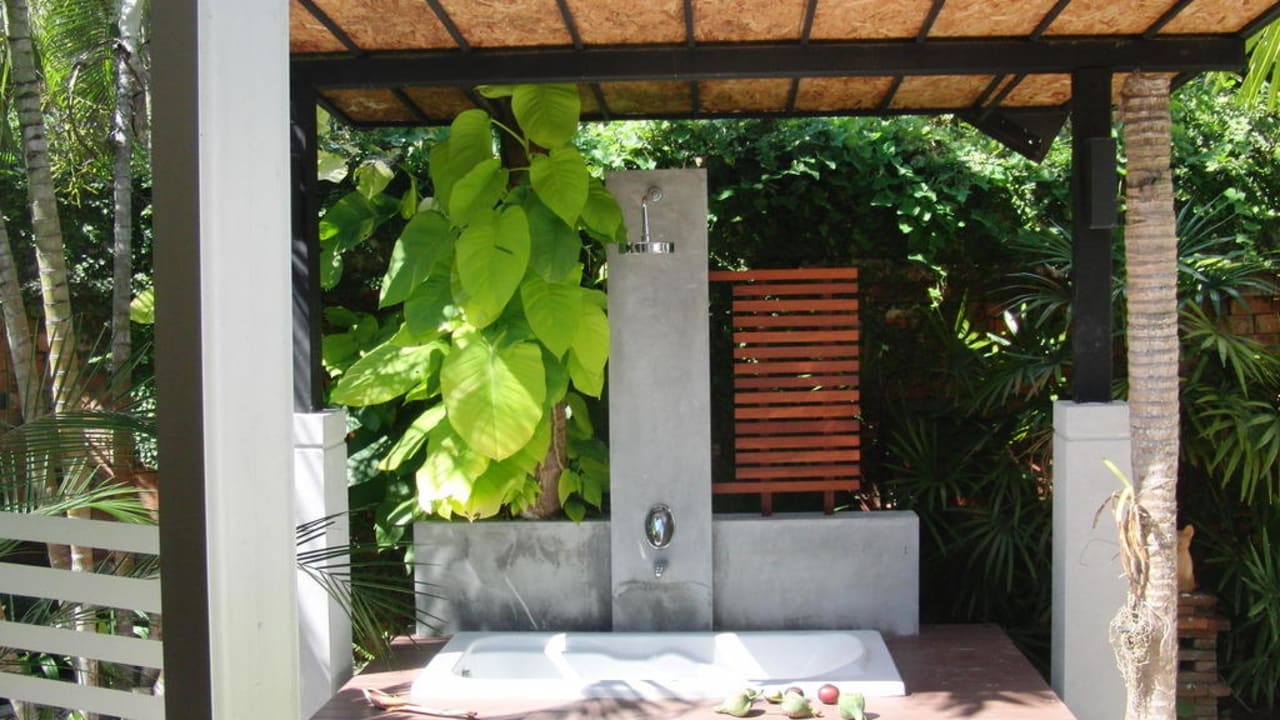 Badewanne im Garten Hotel Lanta Sand Resort & Spa