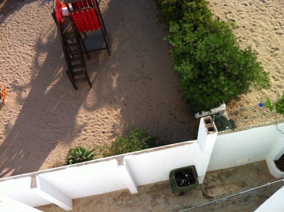 Statt Terrasse eine Altglastonne Hotel Osiris