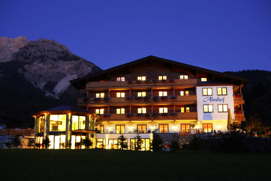 Der Almhof am Abend Hotel Almhof