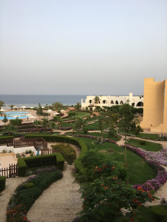 Sicht vom Balkon auf die Gartenanlage Three Corners Equinox Beach Resort