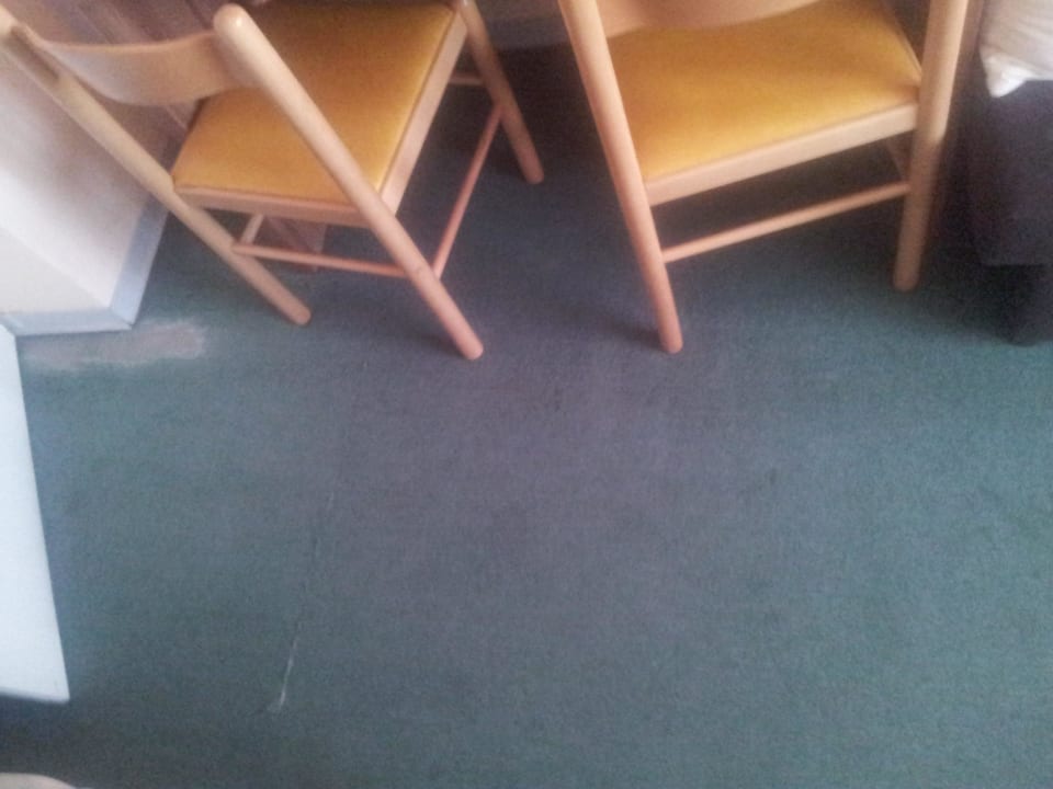 Der Teppisch durch gelaufen und die stühle  Hotel Alper am Potsdamer Platz