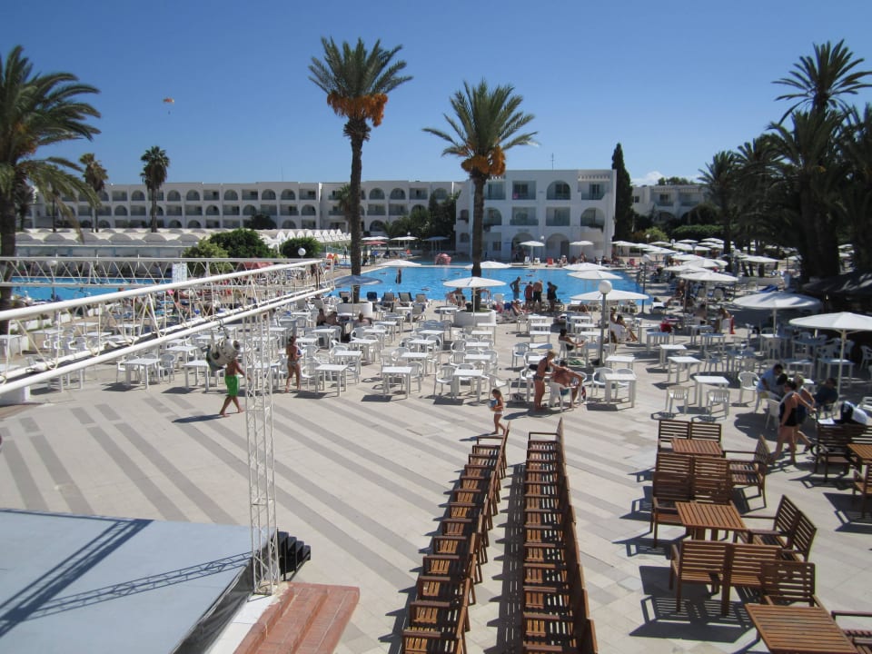 Terrasse vor dem Pool El Mouradi Club Kantaoui