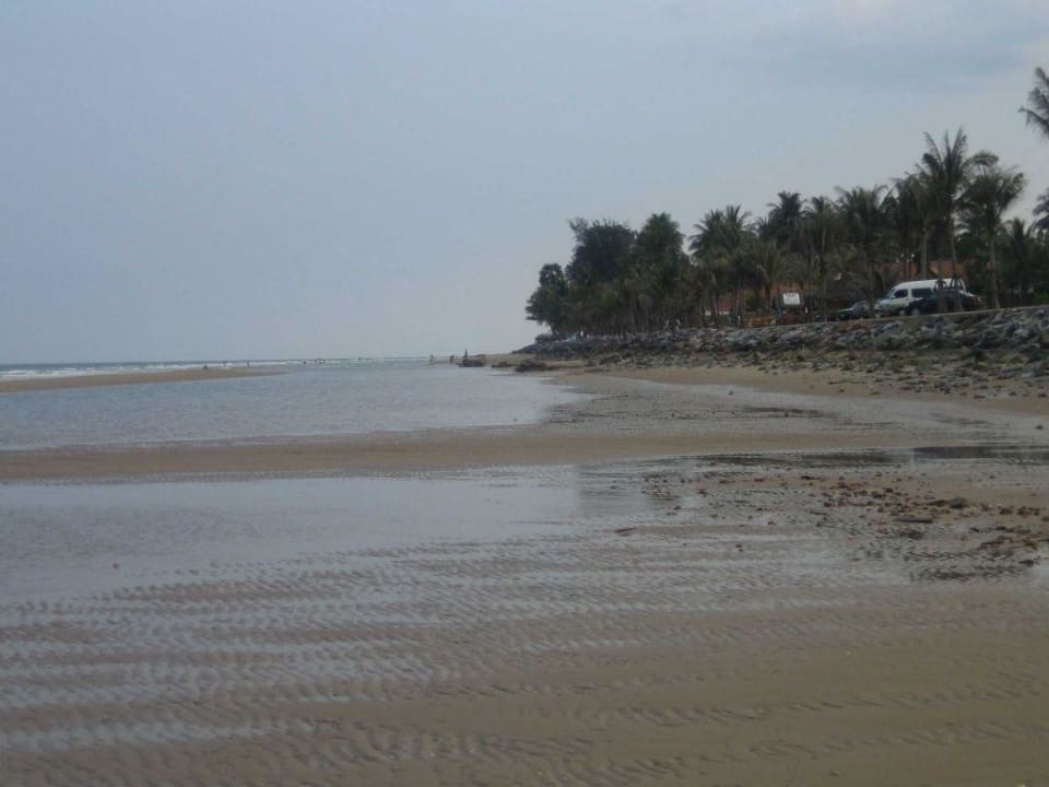 Strand vor den Evasons bei Ebbe Wyndham Hua Hin Pranburi Resort & Villas
