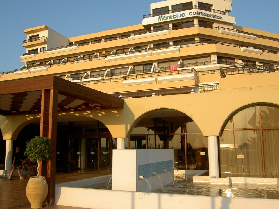 Widok hotelu od strony parkingu Sol Cosmopolitan Rhodes