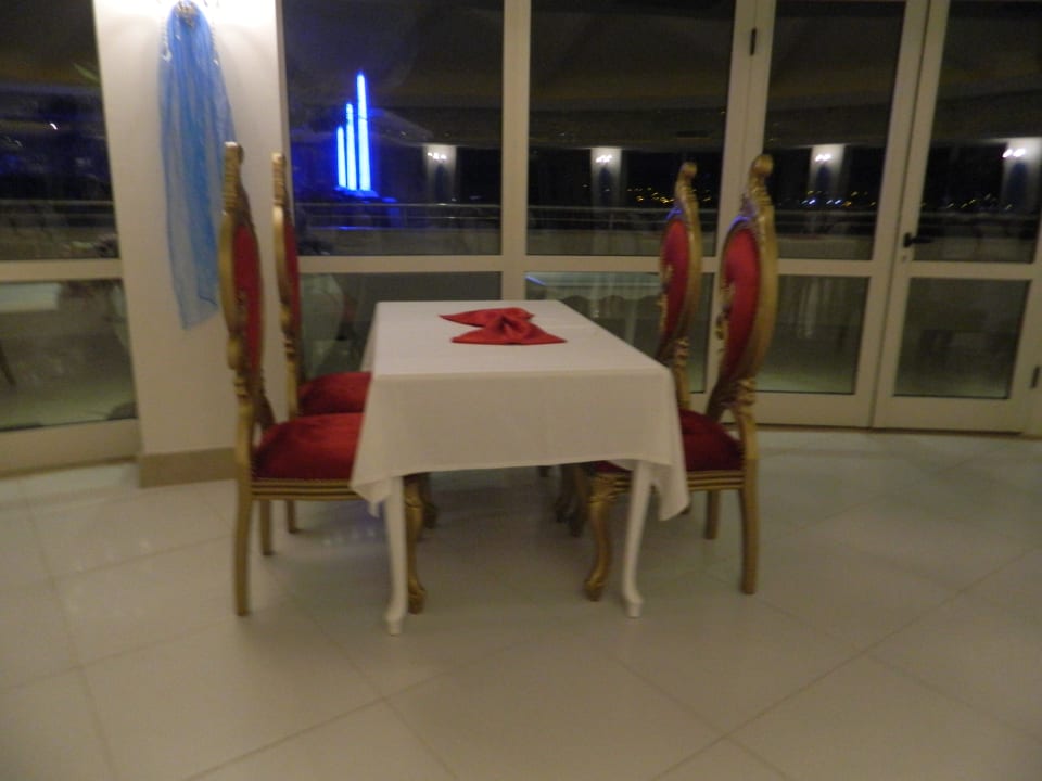 EINES DER ALA CARTE RESTAURANTS Crystal Sunset Pearl Collection