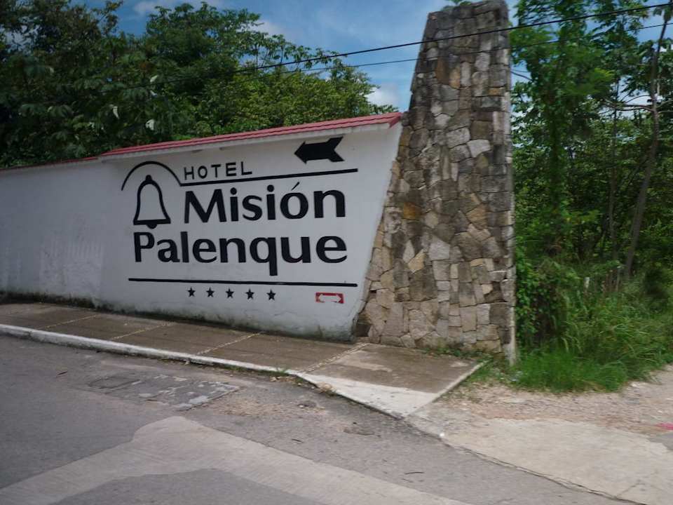 Wegweiser / Eingang zum Hotel Hotel Mision Palenque