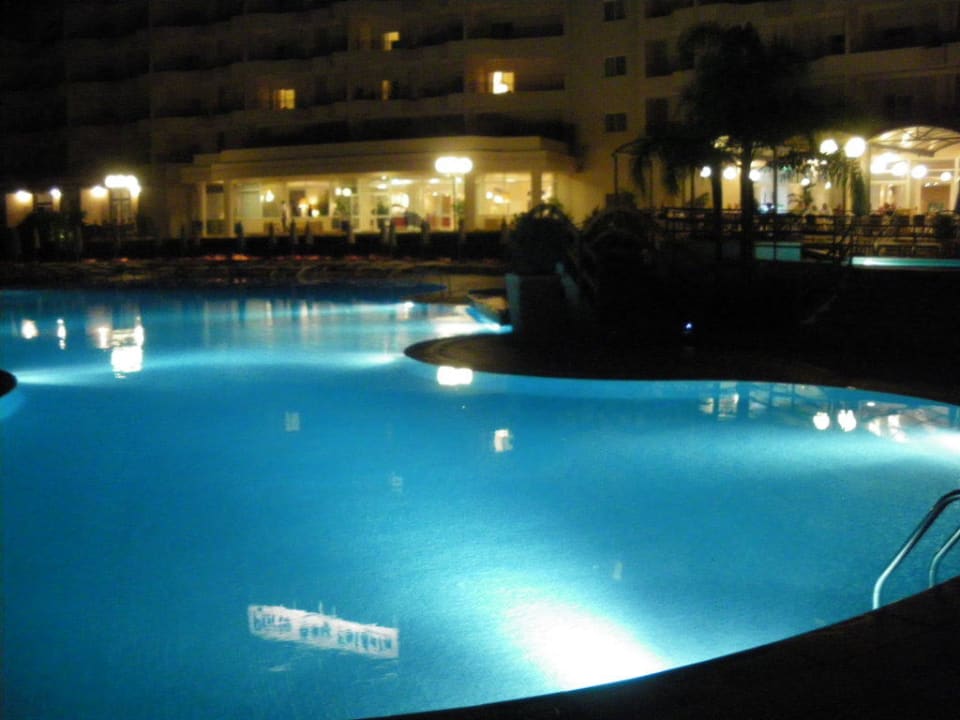 Poolanlage bei Nacht PortoBay Falésia