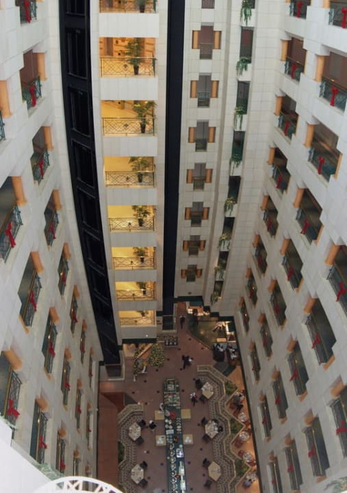 Blick in den Innenhof Millennium Downtown Abu Dhabi