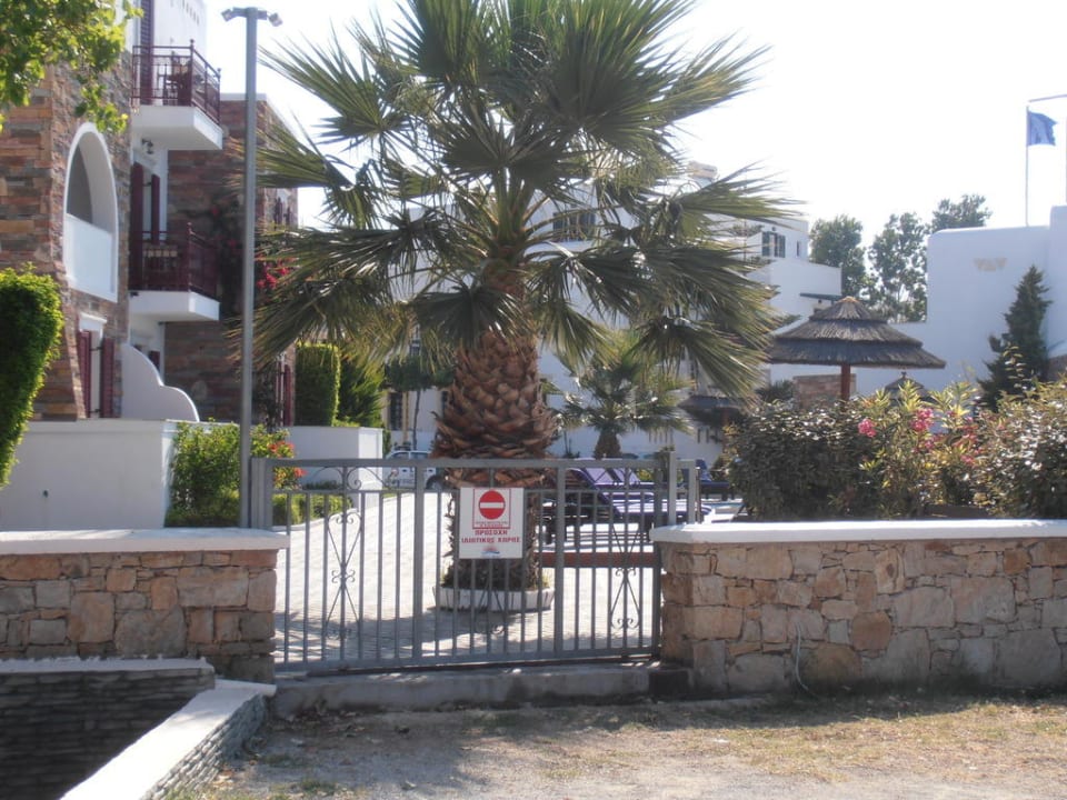 Seiteneingang vom/zum Hotelstrand Naxos Resort Beach Hotel