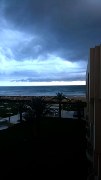 Aber auch das ist ein beeindruckendes Spektakel Iberostar Waves Averroes