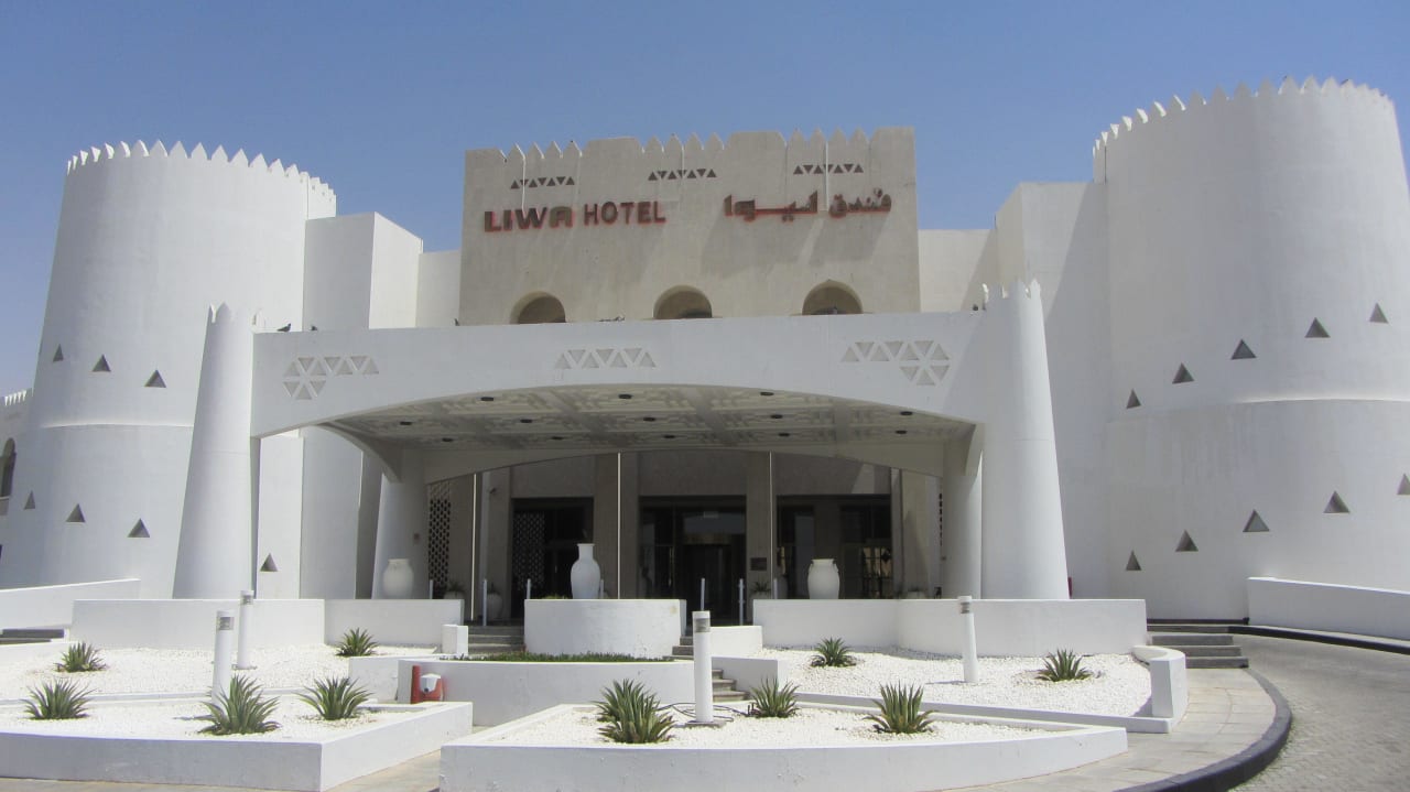 Außenansicht vor dem Haupteingang Liwa Hotel