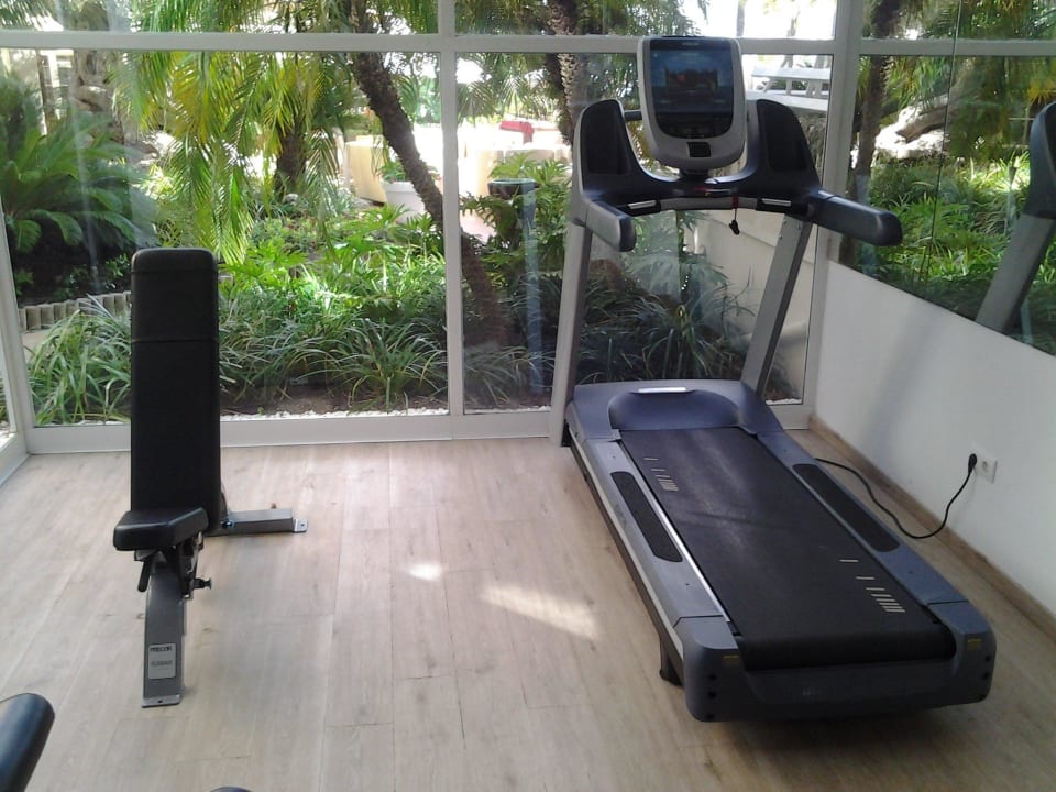 Fitnessraum mit Blick auf den Poolbereich VIVA Golf - Adults only 18+