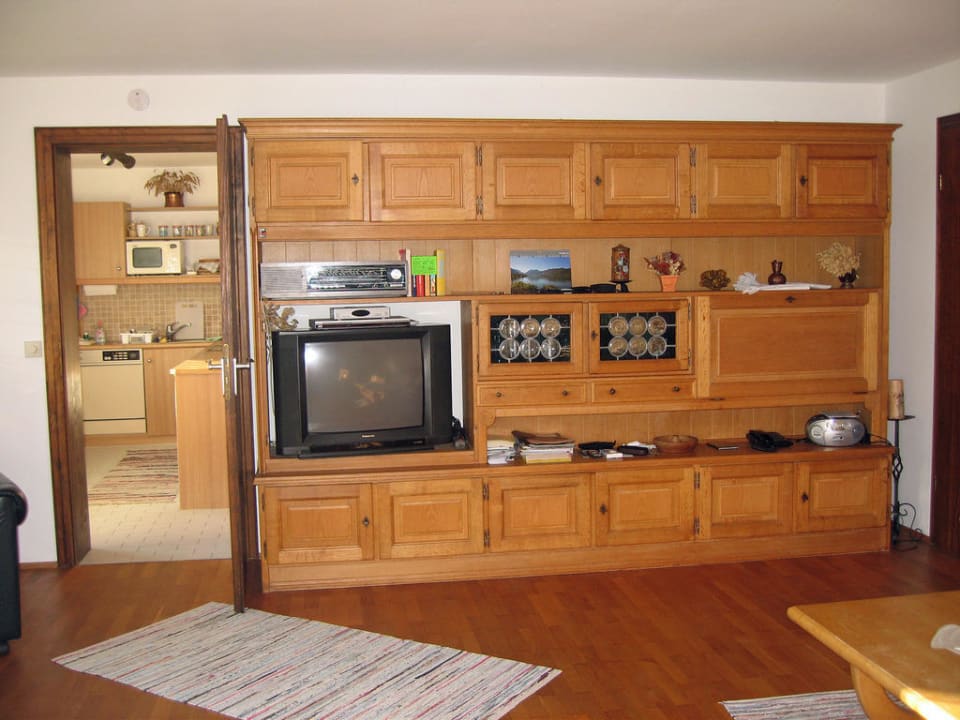 Die Schrankwand mit Fernseher im Wohnzimmer Ferienwohnung M + M Leitner