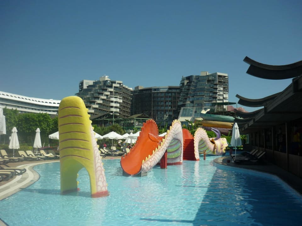 Sicht vom Kinderpool zum Hotel Limak Lara Deluxe Hotel & Resort