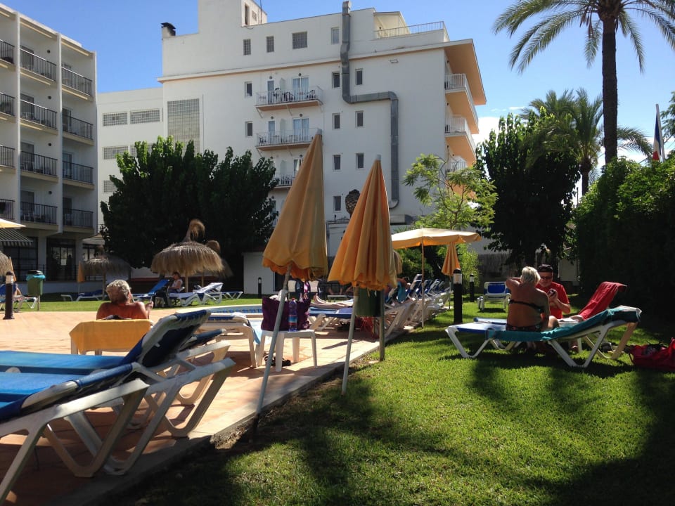 Viel Platz im Garten Hotel Luxor