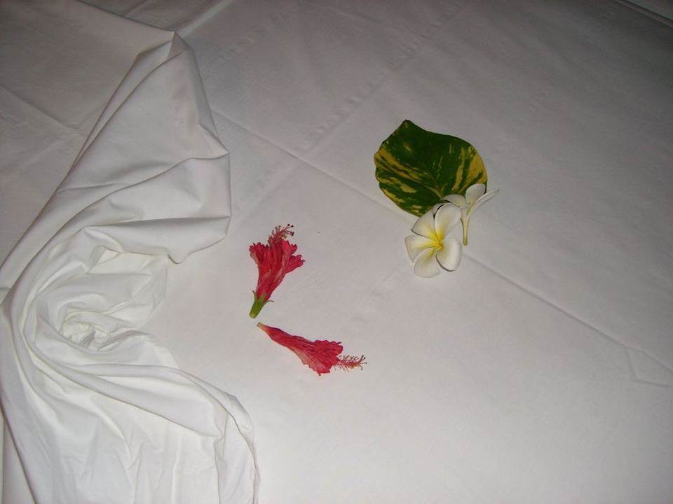 Abendliche Deco auf dem Bett Earl’s Reef Beruwala