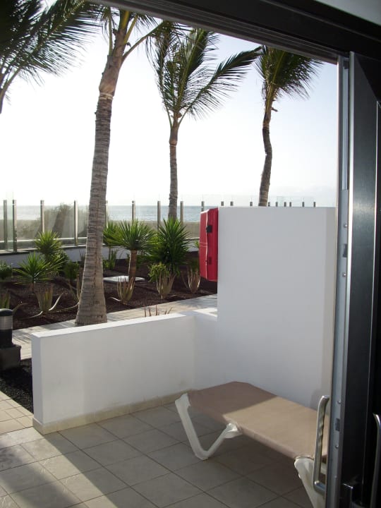 Terrassenliege eine Seite, Tisch sowie Stühle  Hotel Las Costas