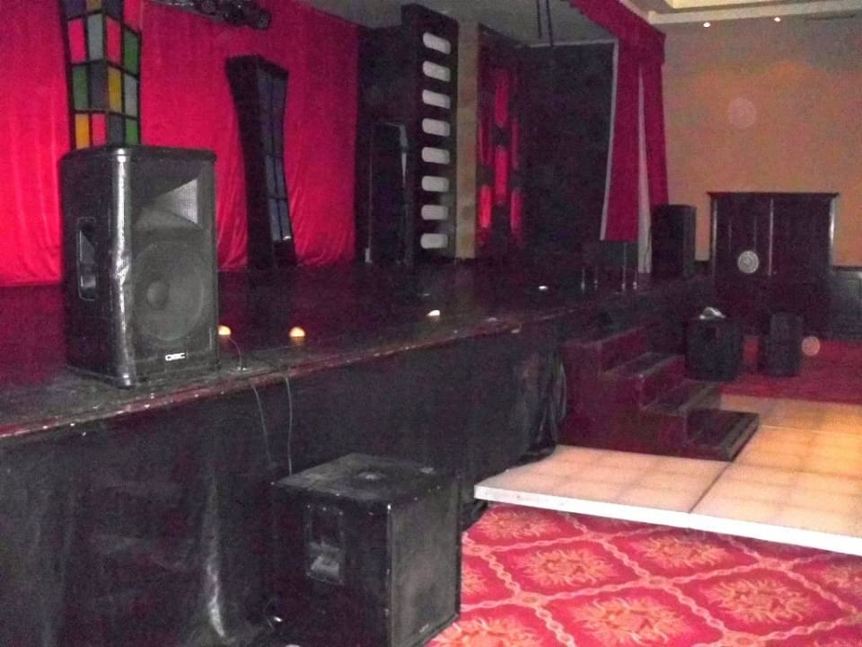 Halbe Orangen und Dreck auf der Bühne (vom Vortag) Hyatt Zilara Riviera Maya