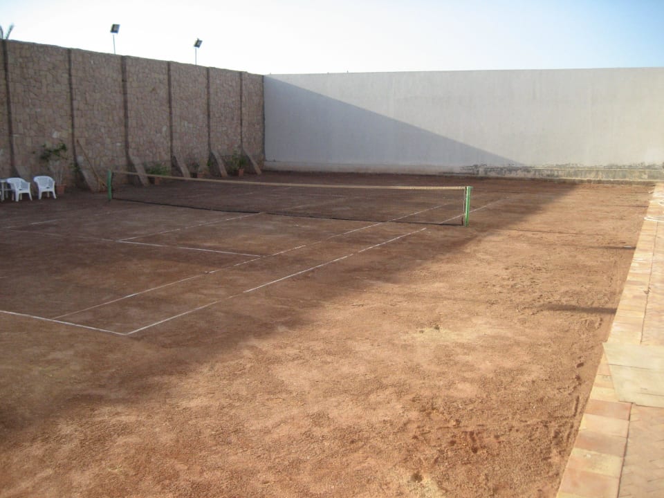 Der schäbige Tennisplatz Fort Arabesque Resort, Spa & Villas