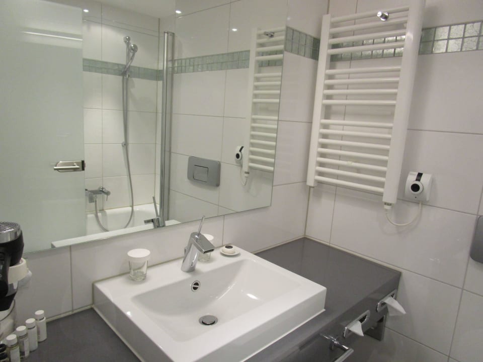 Das Bad - mit Badewanne Hotel Palace Berlin