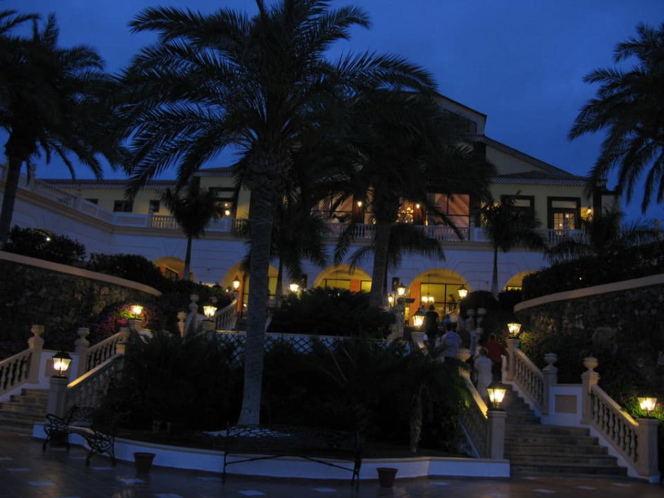 Abendlicher Blick auf die Lobbyhalle Bahia Principe Sunlight Costa Adeje