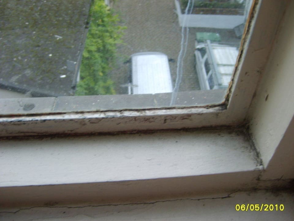 Schimmel an den Fensterrahmen im Schlafzimmer Hostel St. Christopher's - London Bridge: The Inn