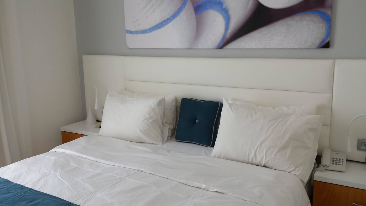 Großes Bett Sentido More Meni Residence & Suites