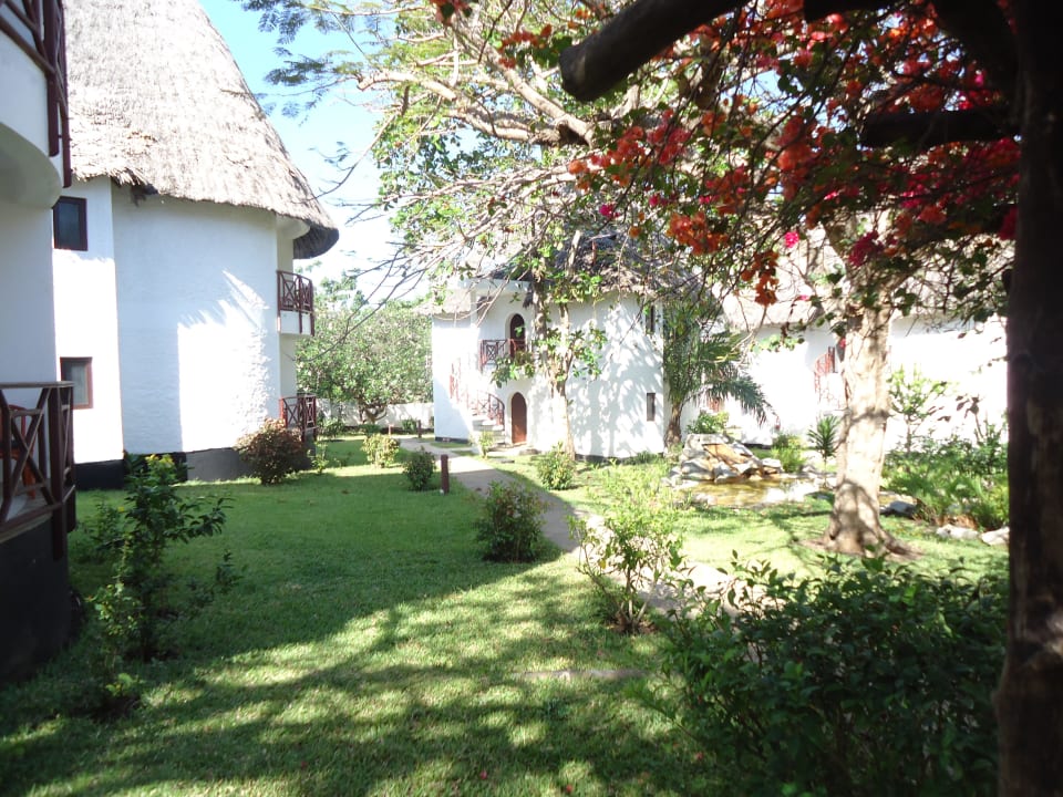 Wunderschön grüne Gartenanalge Neptune Village Beach Resort & Spa