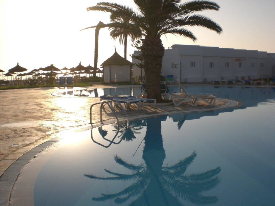 Sonnenaufgang am Relaxpool mit Blick zum Strand Thalassa Sousse