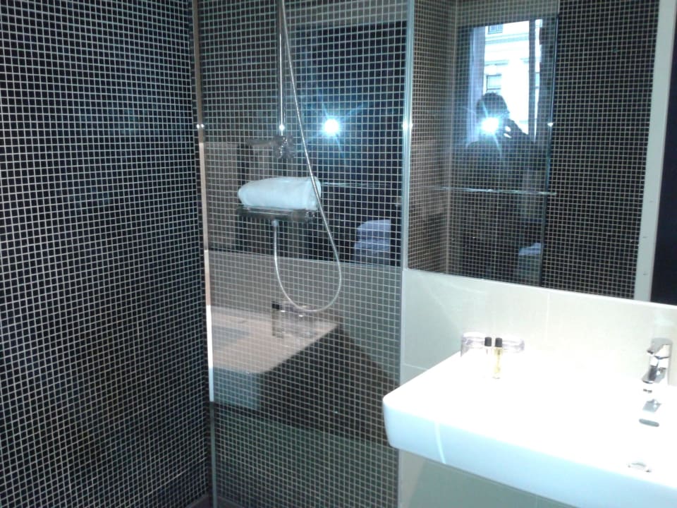 Großes modernes Bad und immer spiegelblank Koncept Hotel Liebelei