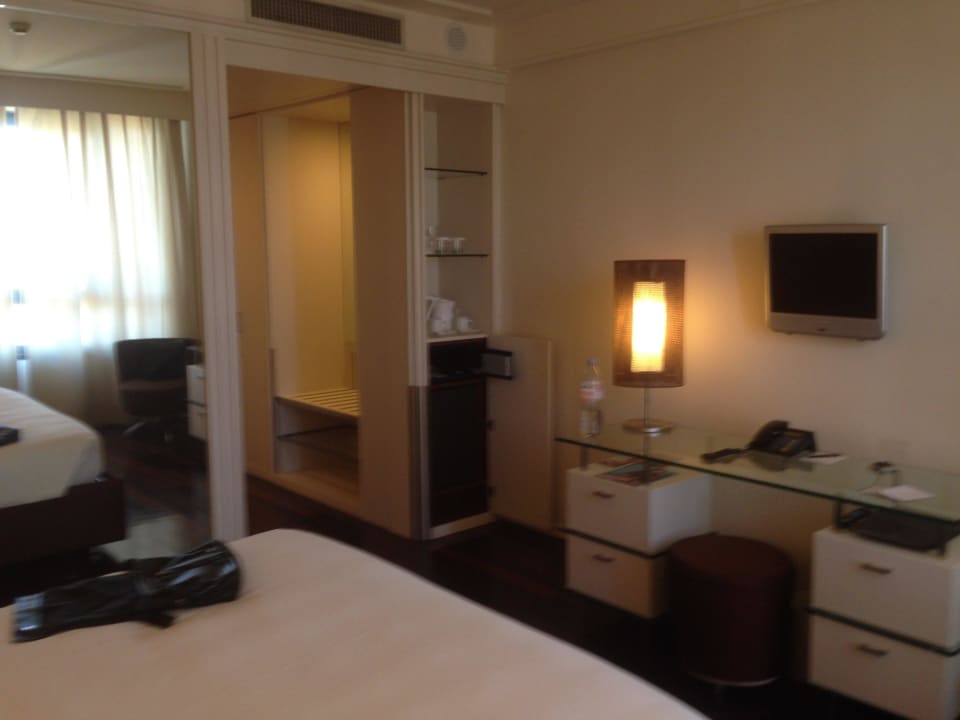 Schreibtisch und TV DoubleTree by Hilton Florence Metropole