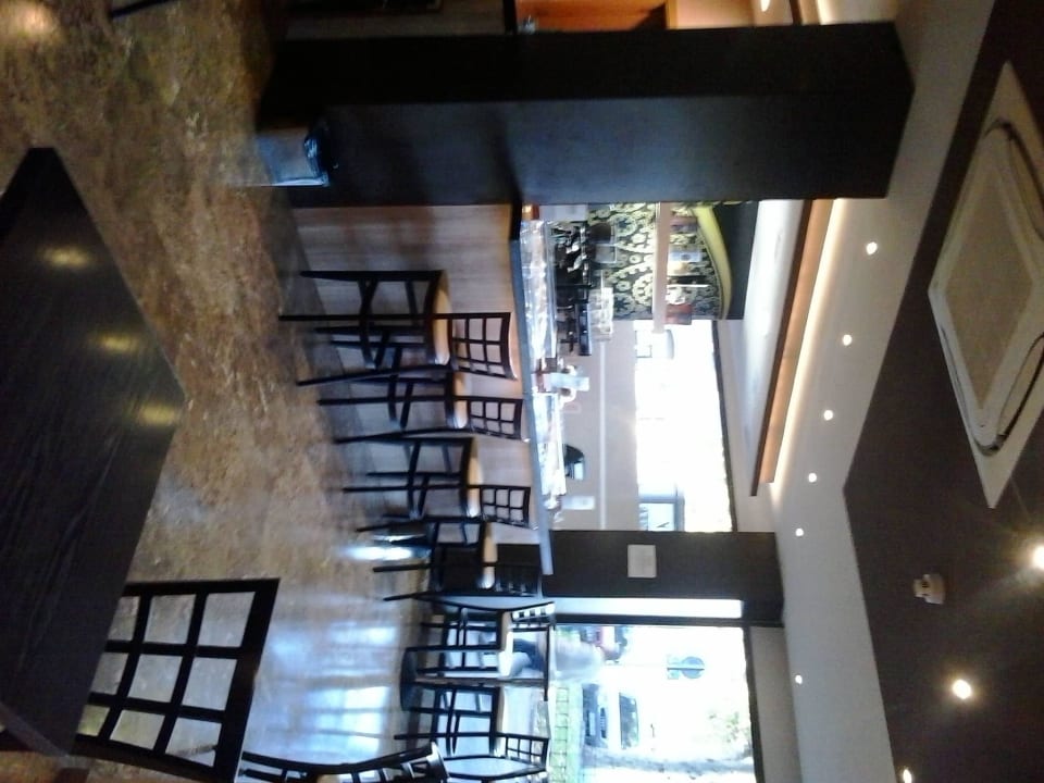 Bar koło hotelowego lobby Hotel Puerta de Toledo