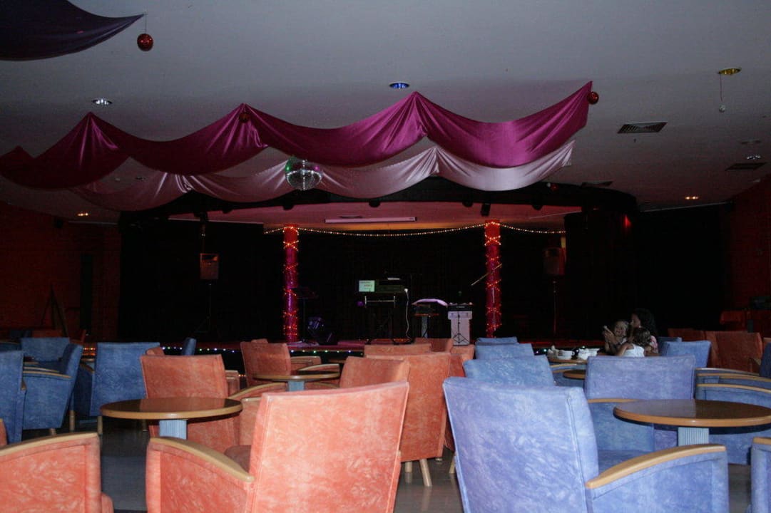 Salon für den Abend mit Bar und Bühne AluaVillage Fuerteventura