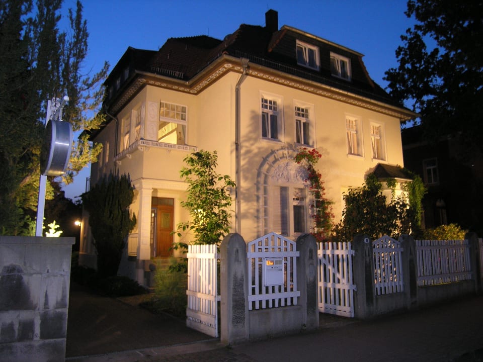 Villa by Night Hotel Pension Villa Constantia
