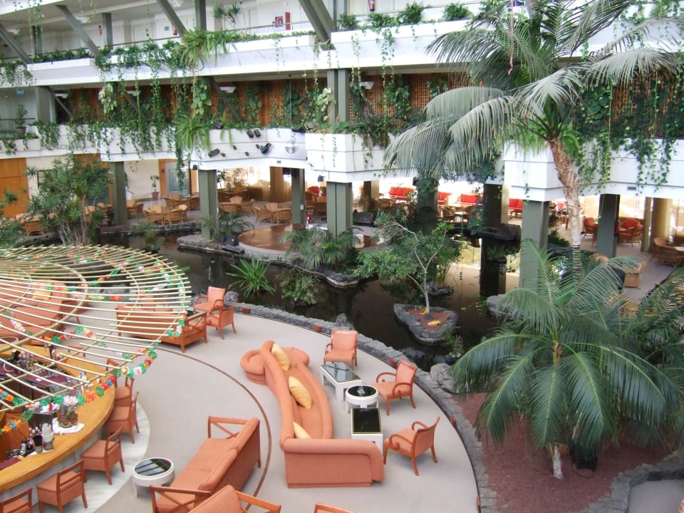 Wenn man hier sitzt, wird man um die Bar gefahren Hotel Grand Teguise Playa