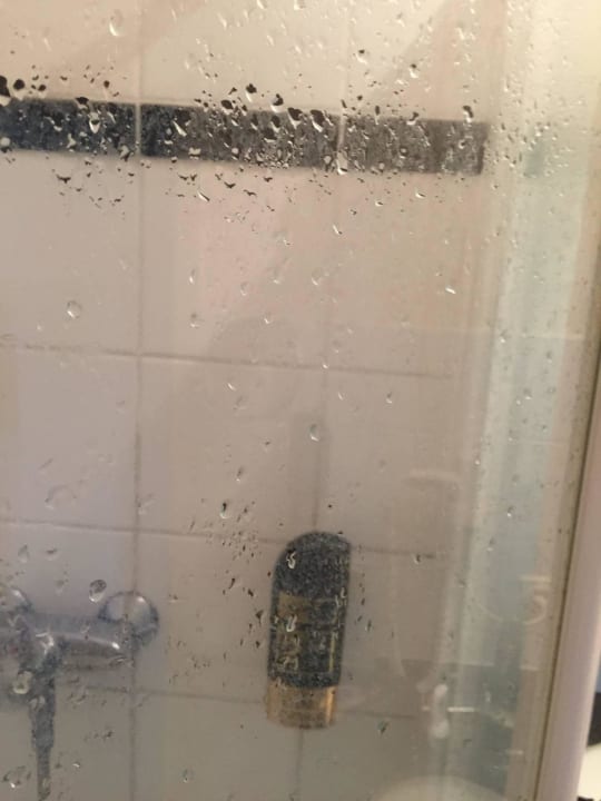 Nicht gereinigte Dusche Entrée Groß Borstel Garni Hotel