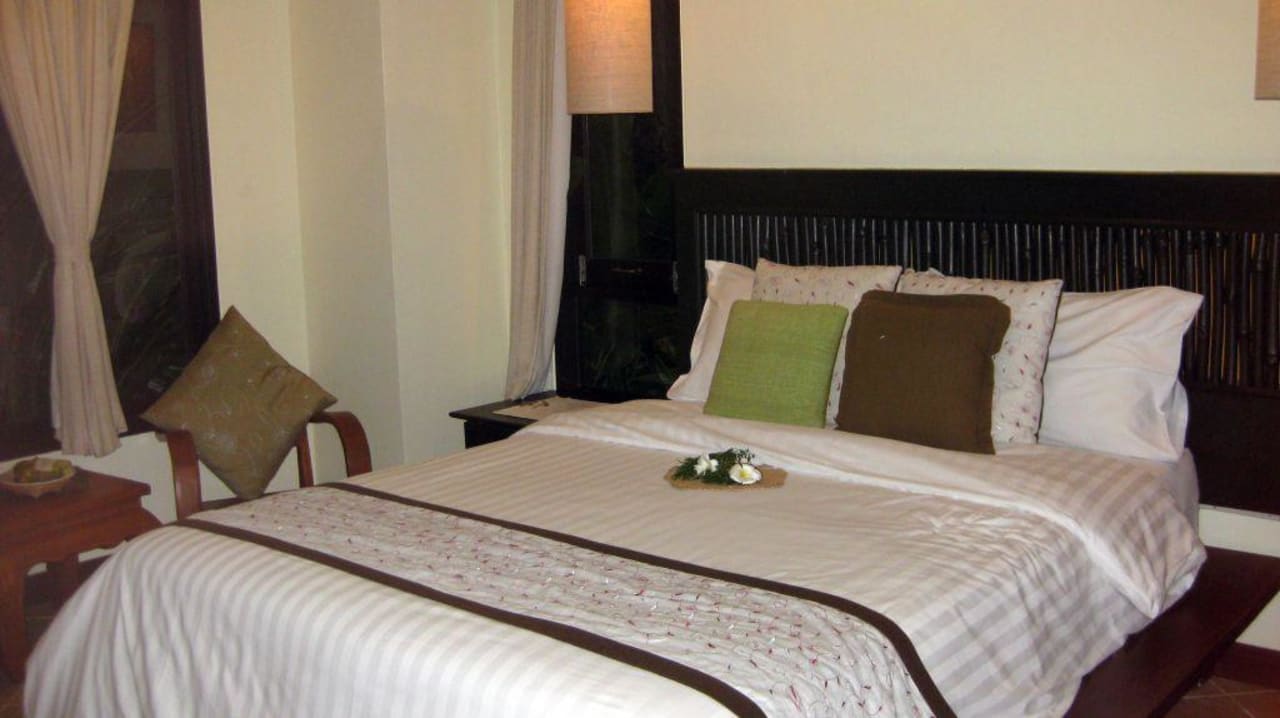 Bett im Standard Bungalow NH Collection Samui Peace Resort