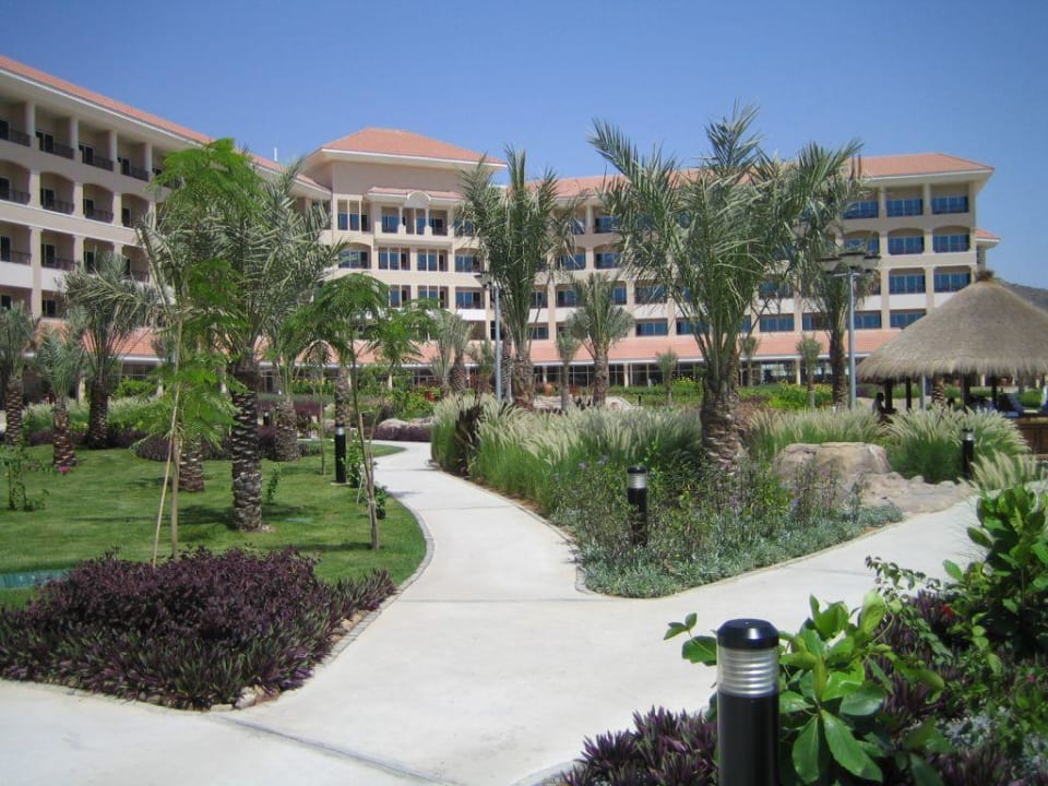 Haupthaus mit Garten Fujairah Rotana Resort & Spa