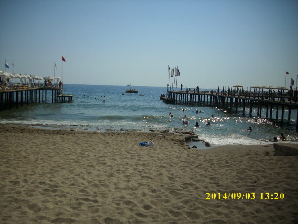 Felsiger kleiner strandabschnitt Dizalya Palm Garden