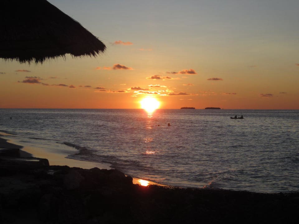 Sonnenuntergang Thulhagiri Island Resort