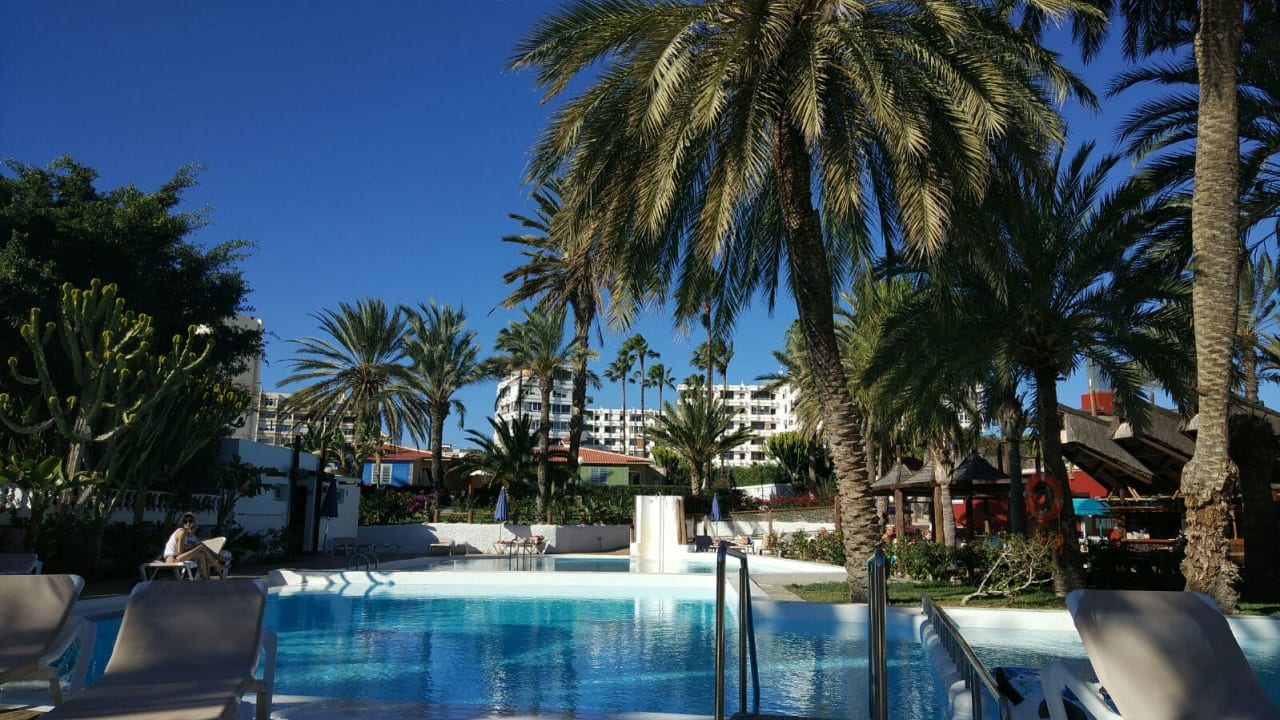 Pool HL Miraflor Suites Hotel