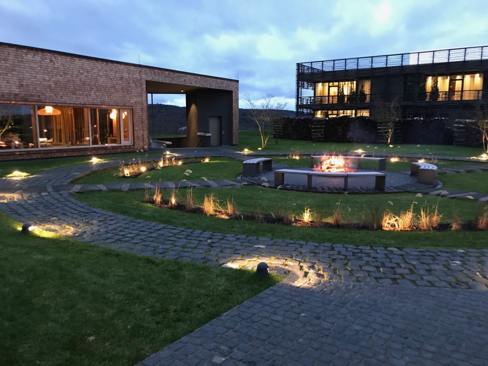 Außensaunadorf mit Blick zum Hotel Seezeitlodge Hotel & Spa