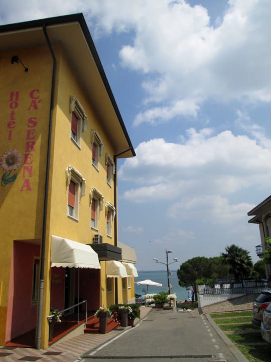 Blick zum Eingang des Hotels Hotel Ca' Serena