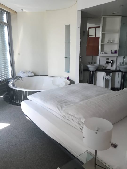 Bett mit Badewanne INNSIDE by Meliá Frankfurt Eurotheum